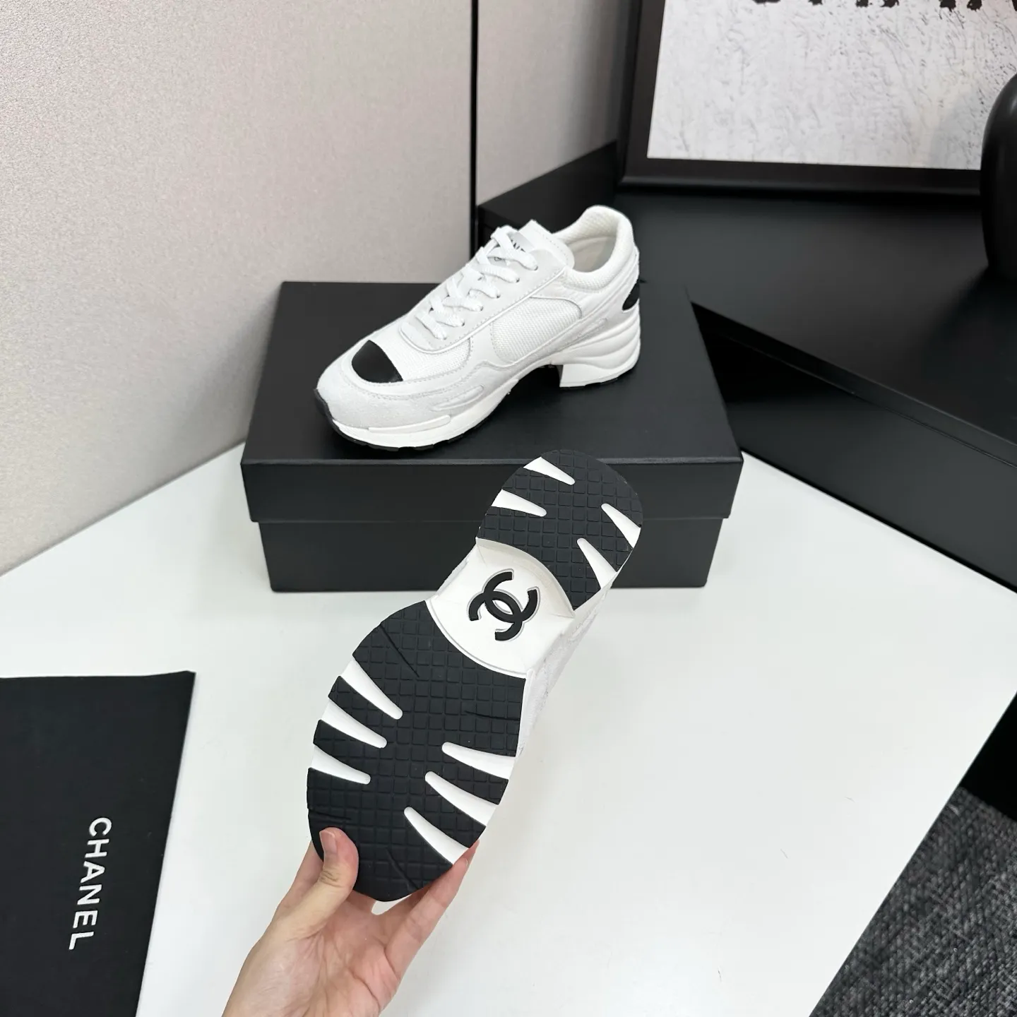 👟👟Ex-factory price 640👟👟Chanel Panda Shoes! 2025 counter's top casual sports shoes. This classic design; the upper is electro-embroidered with a variety of techniques; the outsole is fashionable and sporty; the unusual inclusion of a variety of color matching elements... The diversified mix and match is very good-looking and versatile, and can be used for leisure, fashion, sports, and outdoor... ꫛꫀꪝ Go➫ Materials: ❶Upper made of: original imported first-layer silk cowhide + original waterproof cloth + original first-layer cowhide ❷Inner lining: Original Yangli+wang ❸ Outsole based on: Original TPU combination outsole Counter boutique packaging complete set for women 35–41